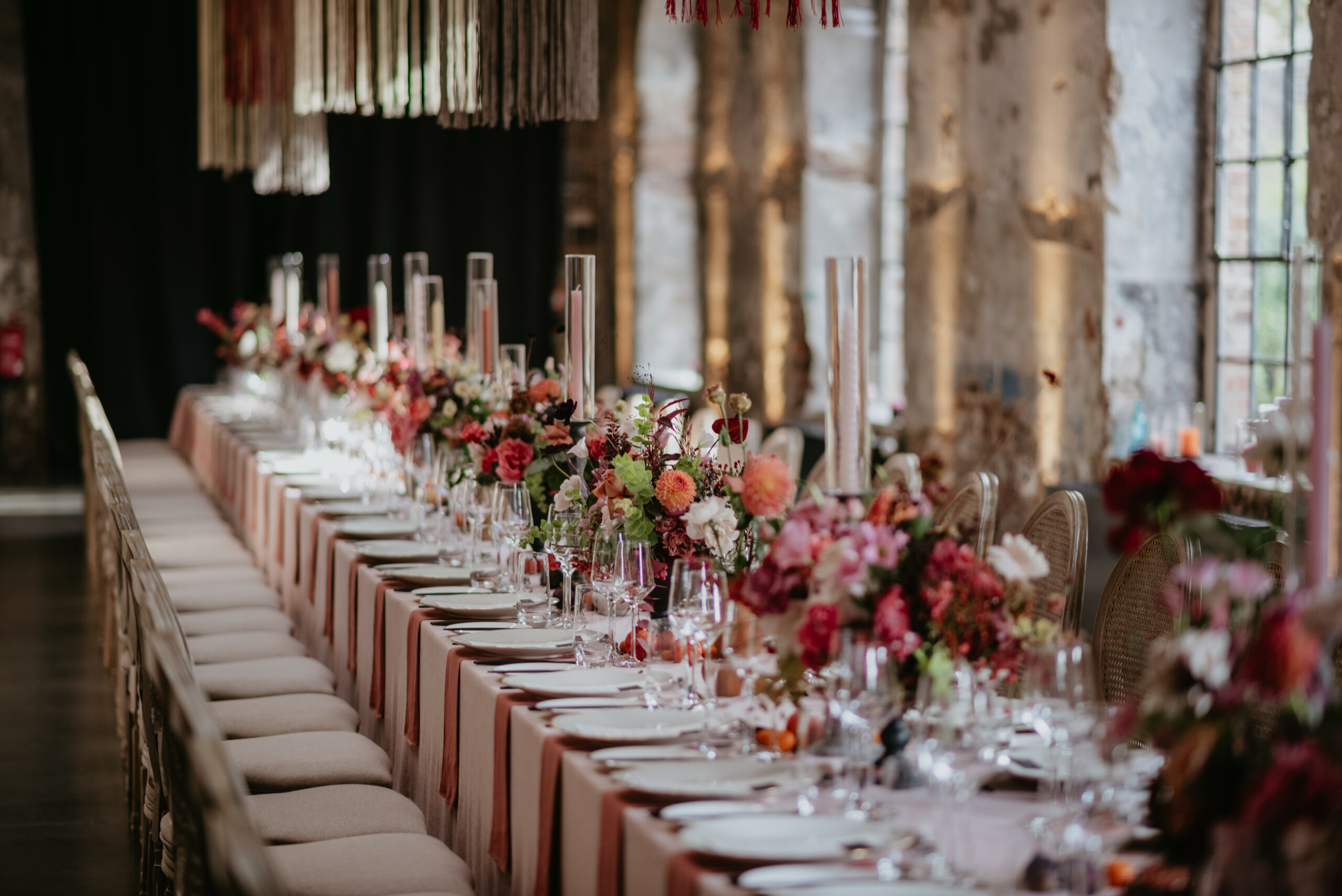 Elegante Hochzeitstafel mit Blumendekoration und Kerzenständern von einem Hochzeitsplaner in Köln arrangiert, perfekt für eine stilvolle Hochzeitsfeier.