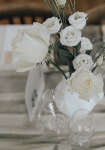 Weiße Rosen auf Hochzeitstisch