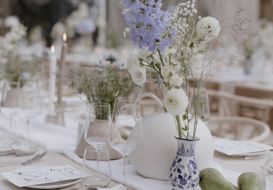 Tischdekoration lila und weiß