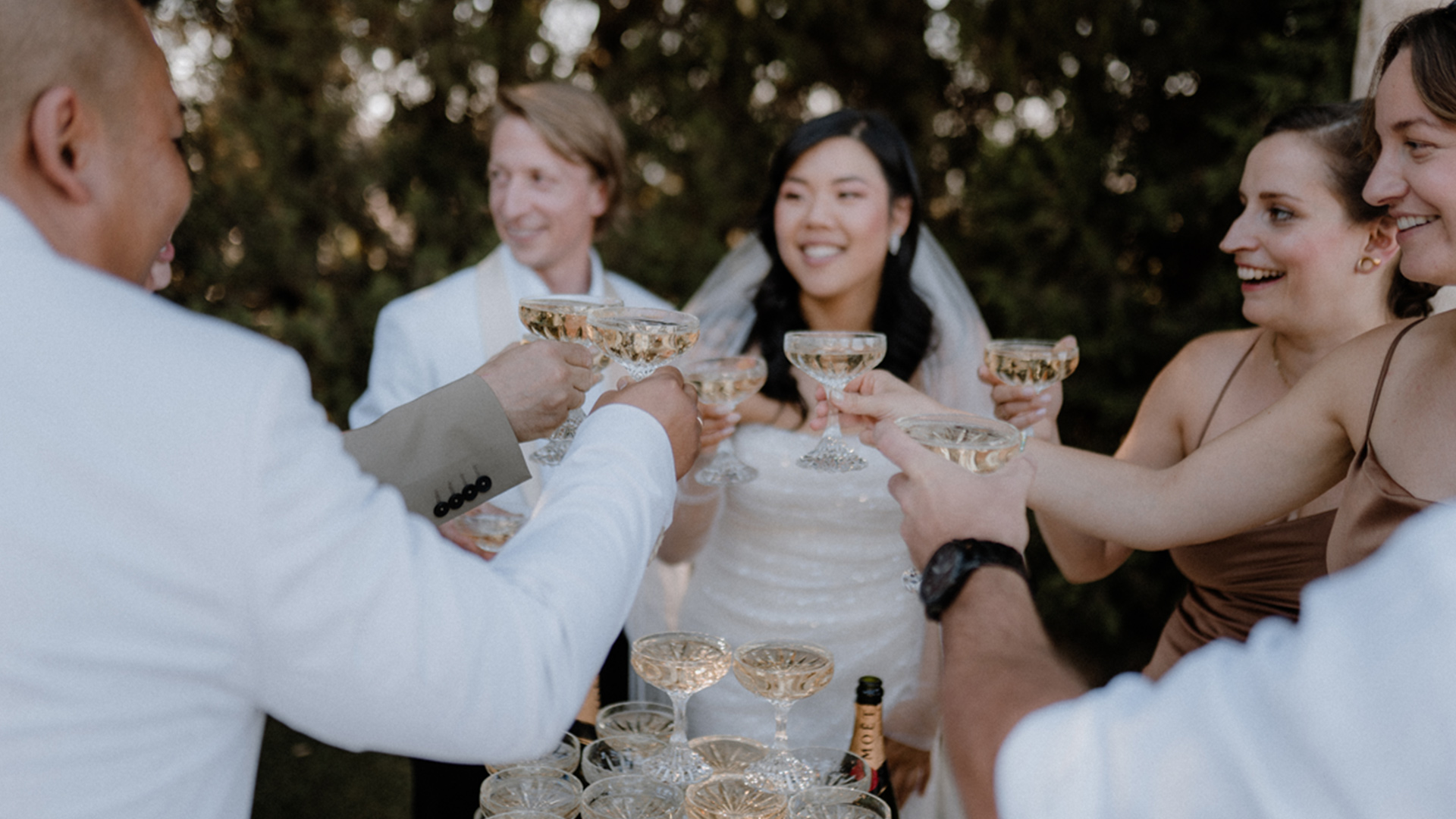 Brautpaar wird von Gästen mit Champagner empfangen