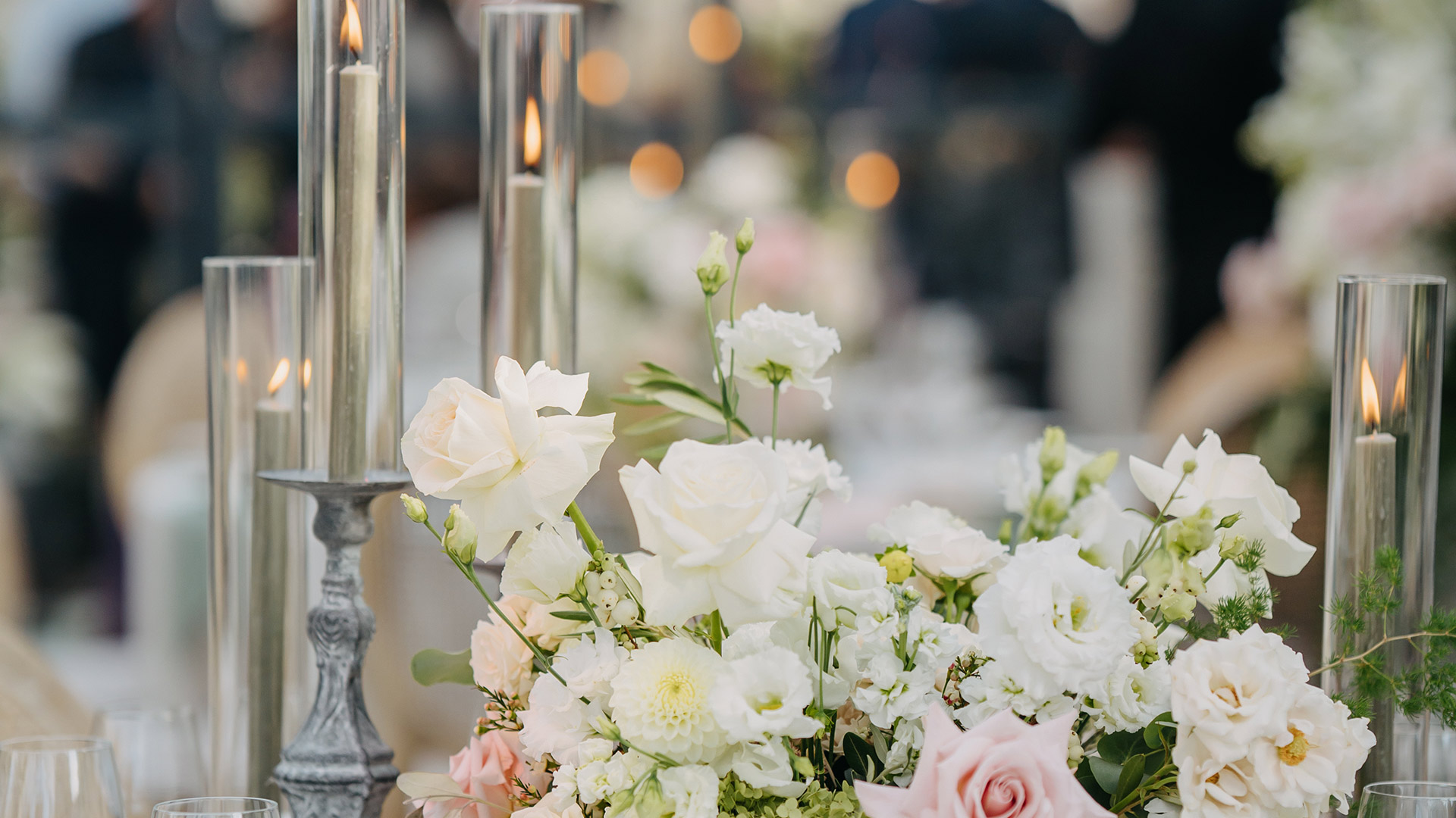 Dekorierter Tisch, mit Blumen, Gläsern und Kerzen