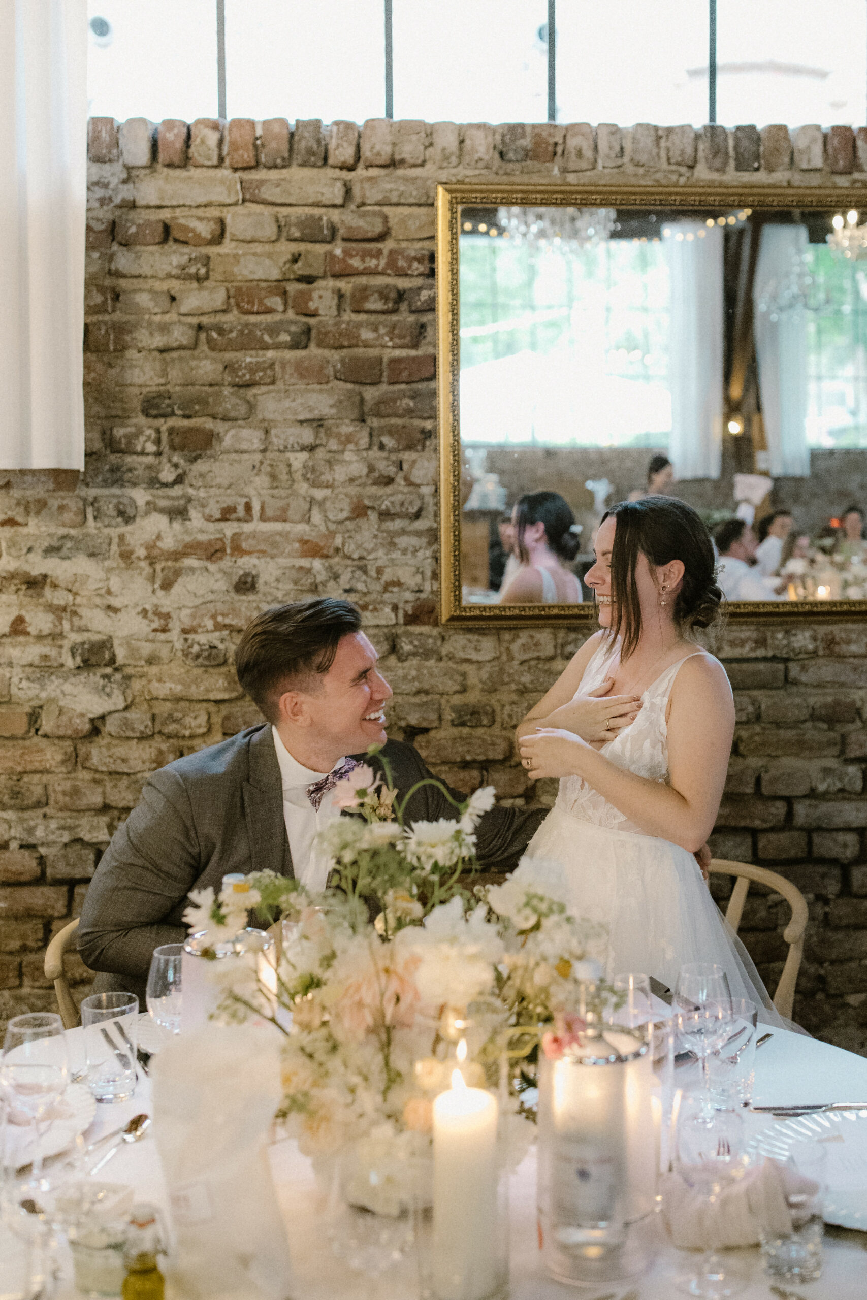 Braut und Bräutigam tauschen die Eheringe während der Zeremonie bei einer Hochzeit im Freien in NRW.