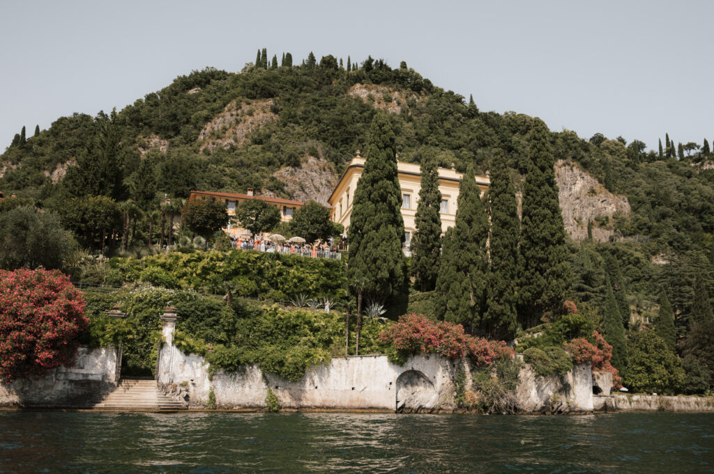 Traumhafte Hochzeitslocation in Italien: Historische Villa am Gardasee, umgeben von Zypressen, blühenden Büschen und mediterraner Natur – perfekte Kulisse für eine Destination Wedding