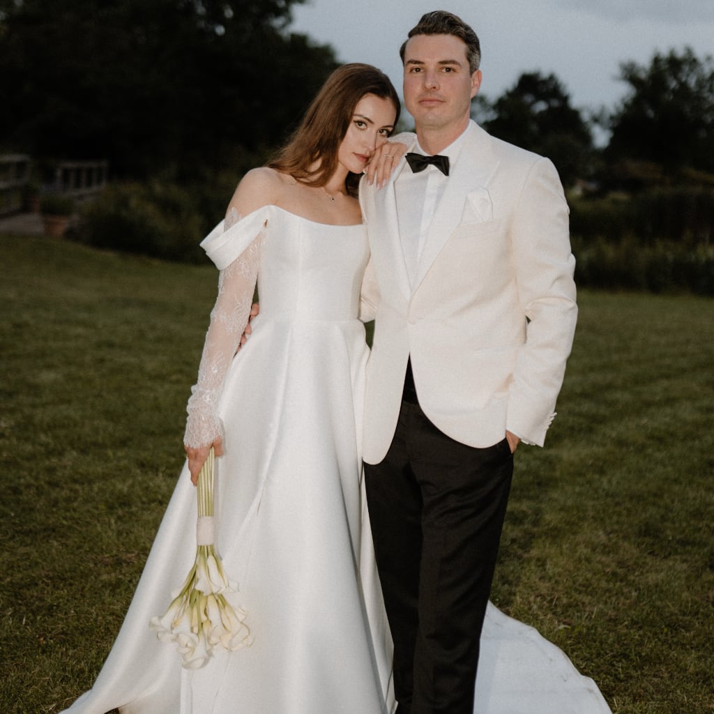 Stilvolles Brautpaar bei einer eleganten Hochzeit in Düsseldorf – Hochzeitsplanung mit Fokus auf Ästhetik und moderne Romantik.