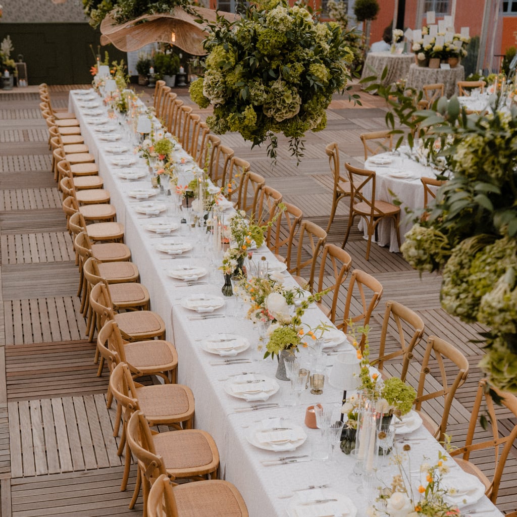 Elegante Outdoor-Hochzeit mit langer Festtafel, natürlicher Blumendeko und stilvoller Hochzeitsplanung in Köln